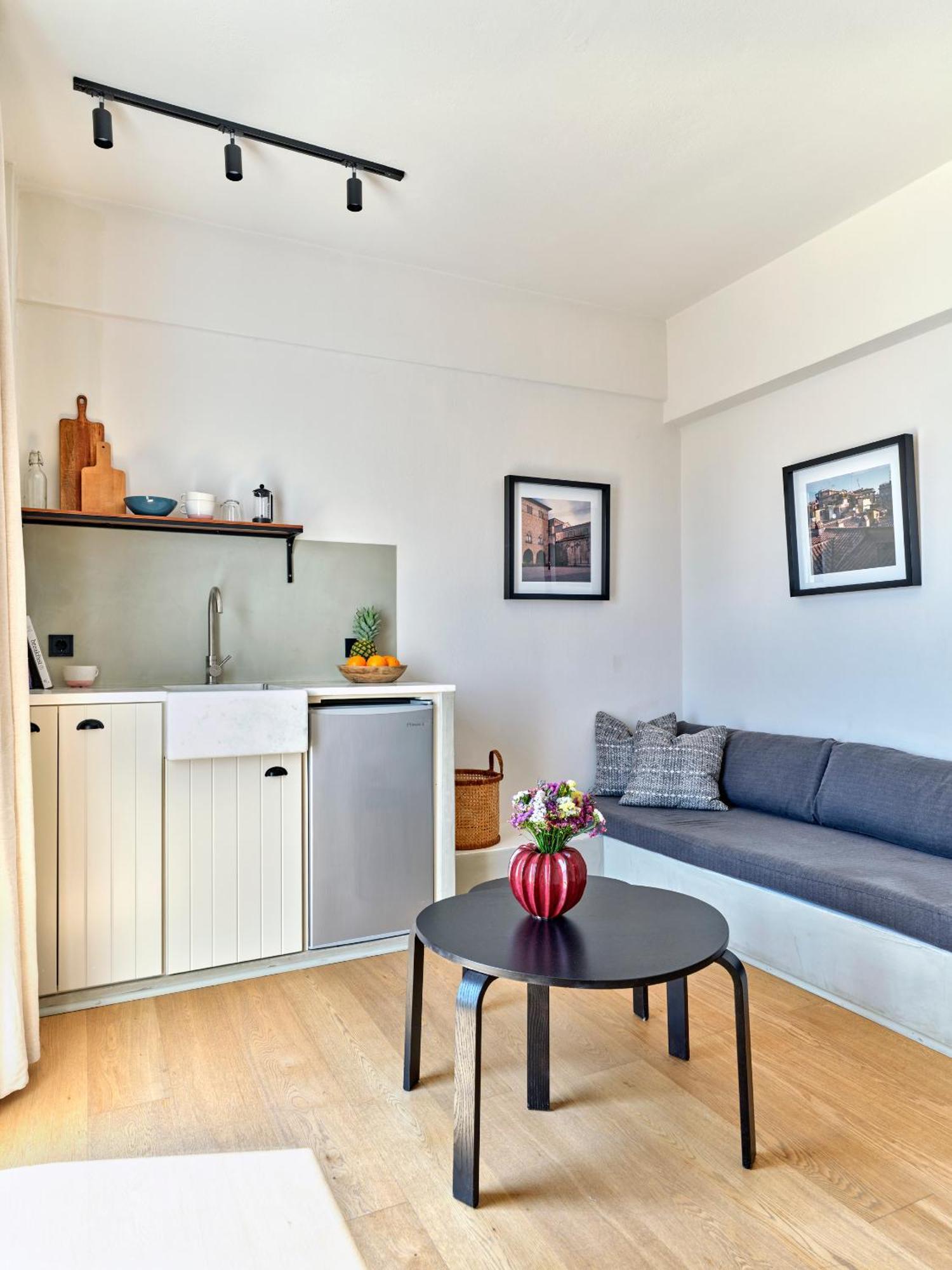 Magoo Suites Logaras Eksteriør billede